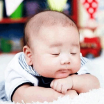 赤ちゃんの枕はいつから必要　タオルで手作り枕の作り方　おっさん顔の赤ちゃん